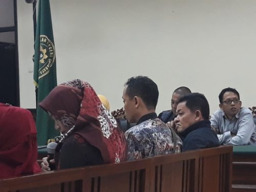 Setyono Wali Kota Pasuruan non atif dihadirkan sidang perkara suap di Pengadilan Tipikor. Inzet : Ismail Marzuki Ketua DPRD Kota Pasuruan