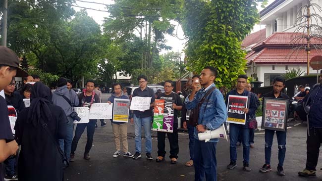 Wartawan Malang Raya Demo, Tuntut Cabut Remisi Untuk Susrama