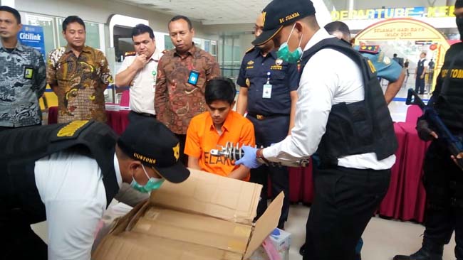 SHOCK BREAKER - Tersangka penyelundupan sabu-sabu 1,1 kilogram, Ahmad Zubari (26) pemuda asal Medan diringkus petugas Customs Narcotics Team (CNT) di Terminal II Bandara Internasional Juanda, Sidoarjo, Jumat (08/02/2019).