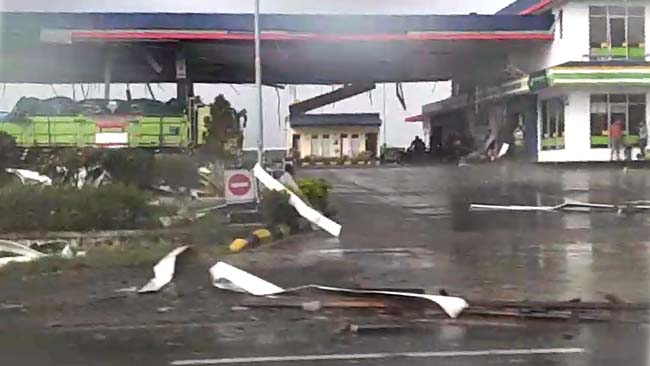 Angin Puting Beliung di Tongas Tewaskan Pemotor