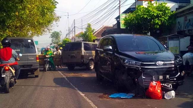 BERUNTUN - Kecelakaan beruntun melibatkan 3 kendaraan di JL Raya Kenongo, Kecamatan Tulangan, Sidoarjo menyebabkan seorang pengendara motor tewas di lokasi kejadian, Jumat (17/05/2019)