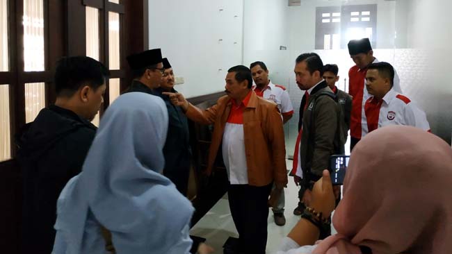 Koordinator LIRA Malang HM Zuhdy Ahmadi saat hendak masuk ke ruang pertemuan anggota Dewan beraama OPPO Malang dan Hotel Atria. (ist)
