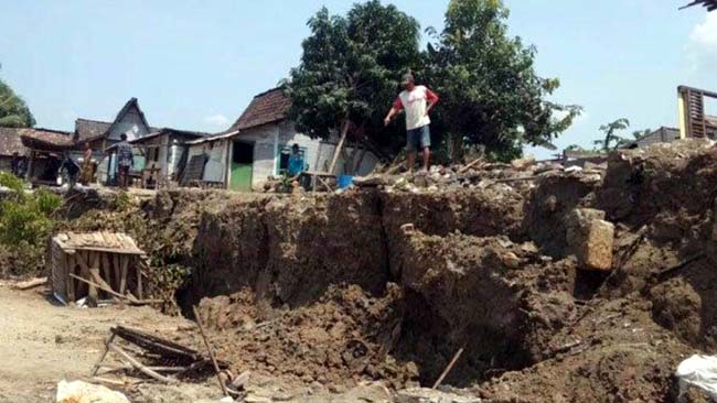 Rumah warga desa Laren kabupaten Lamongan yang diambang longsor di bantaran Bengawan Solo